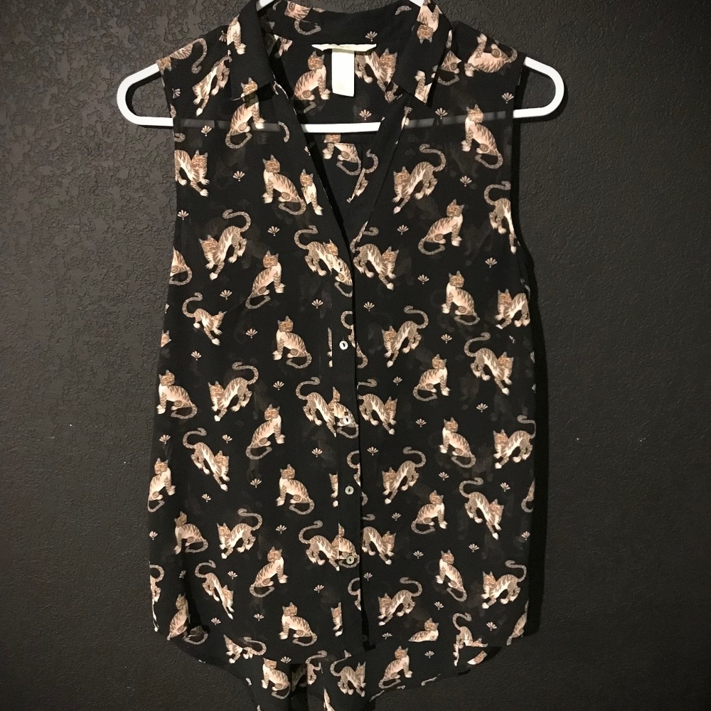 Sleeveless cat top